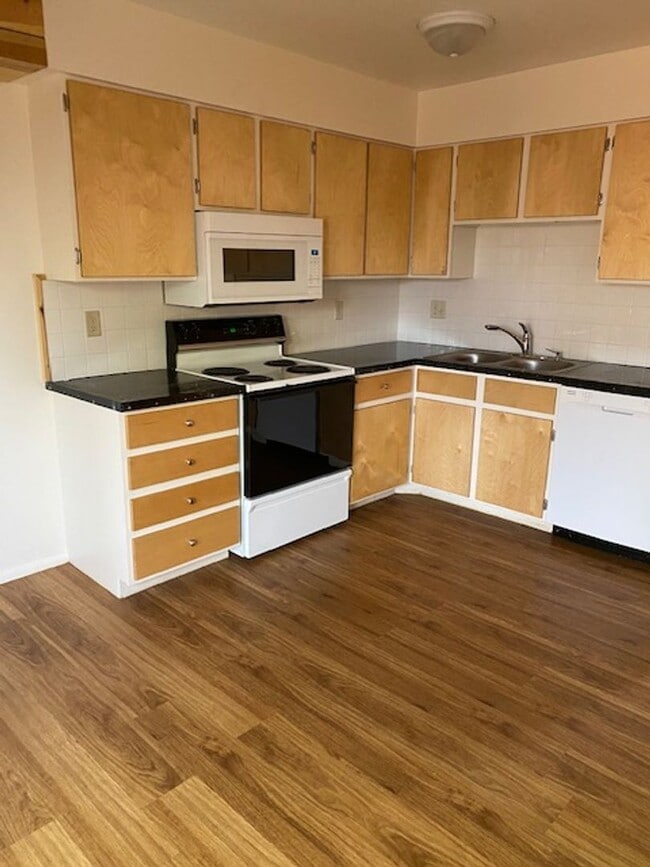 Building Photo - 2 bedroom, 1.5 bath Townhome  $1600/month