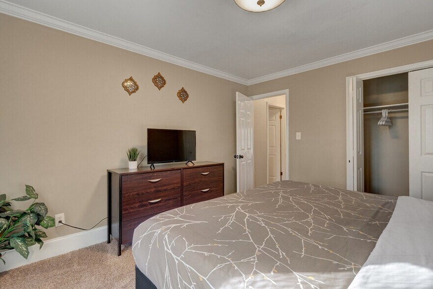 Building Photo - 2225 Summit St