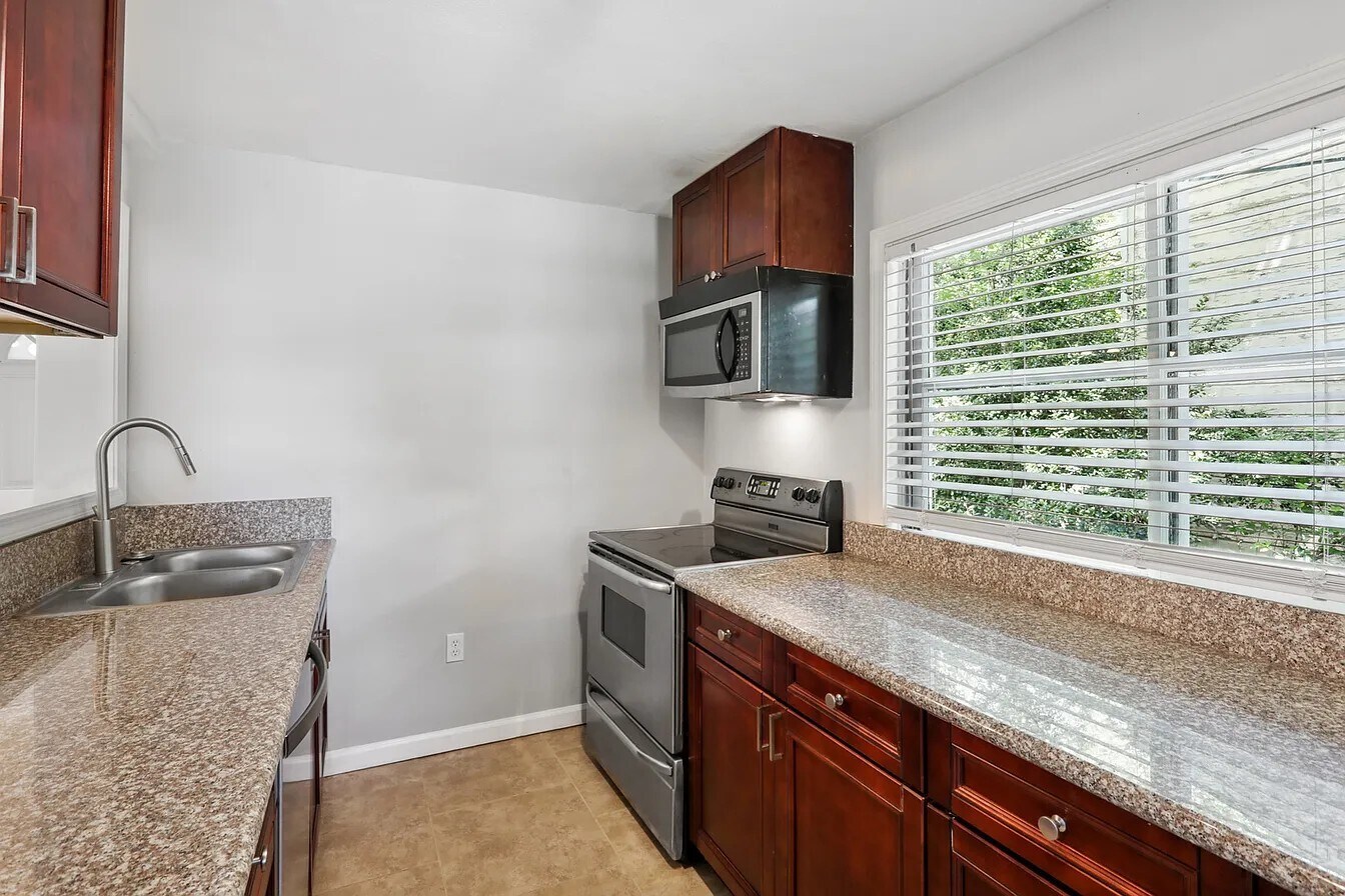 Building Photo - 1268 Eastland Rd SE