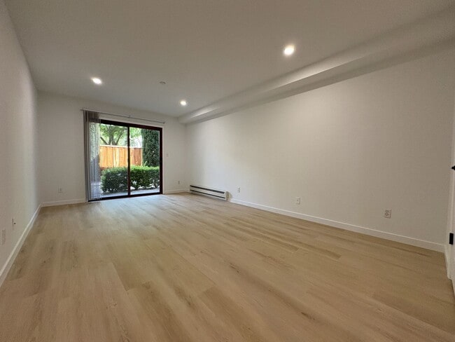 Building Photo - Newly Renovated 2BR/2BA First-Floor Condo ...