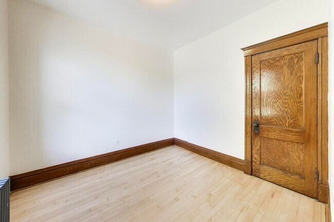 Building Photo - 858 N Wolcott Ave