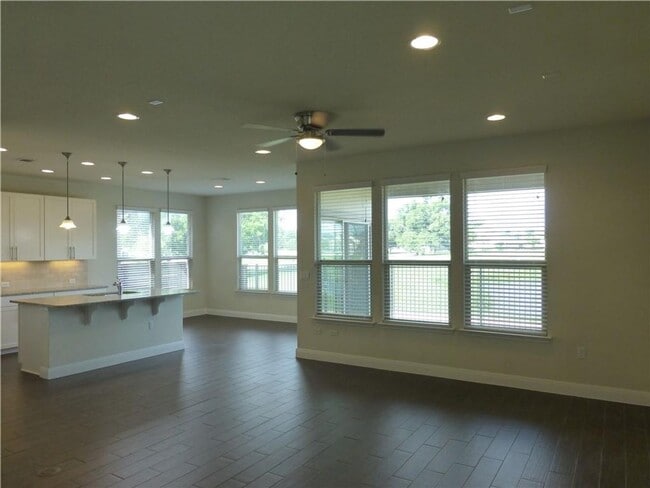 Building Photo - Luxury Home With Balcony Views of Water