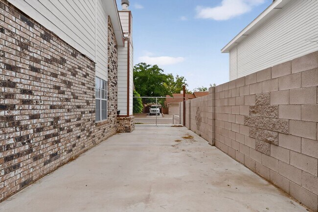Building Photo - 7817 Sunrose Dr NW