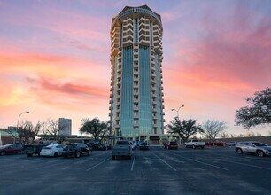 Building Photo - Your dream condo awaits with expansive wid...
