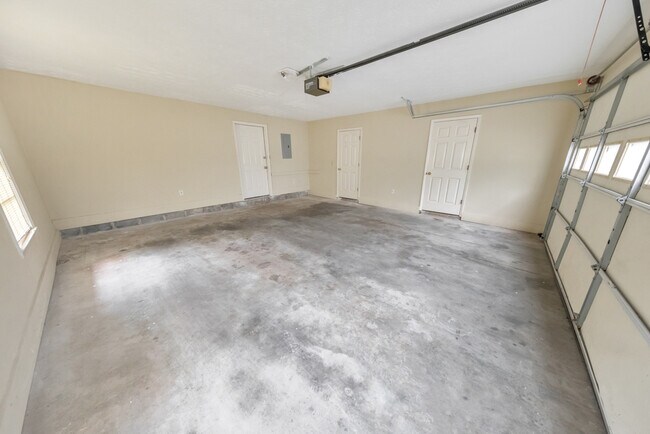 Building Photo - 2980 Hembree Rd NE