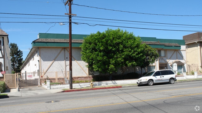 5939 Whitsett Avenue - 5939 Whitsett Ave