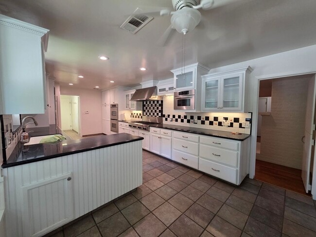 Building Photo - 2 bedroom 2 bathroom with brand new A/C un...