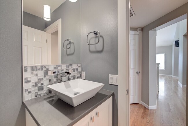 Building Photo - 4Bd/2.5Ba Sammamish Home