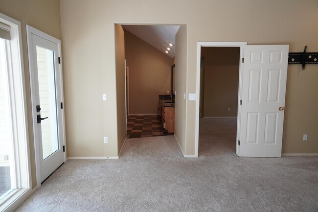 Building Photo - 1394 E Holly St