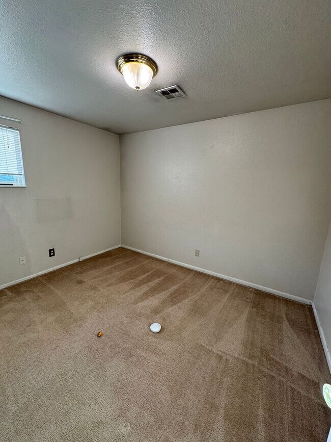 Building Photo - Cozy 3 Bedroom Duplex