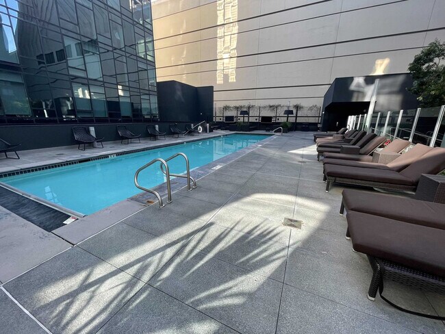 Building Photo - 18 10th St