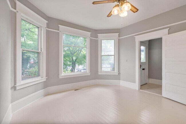 Building Photo - Spacious, light-filled 3-bdrm/2-bath vinta...