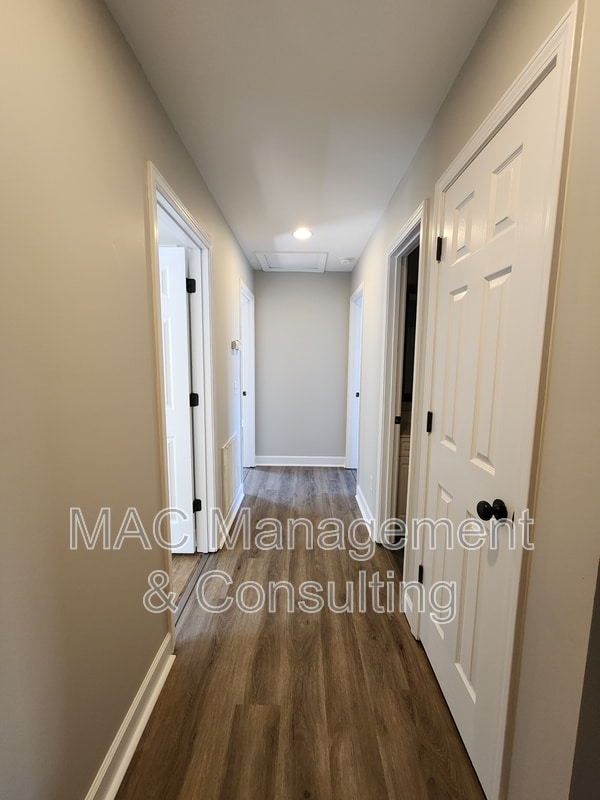 Building Photo - 1028 Nottingham Dr