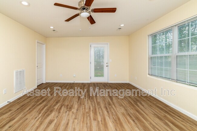 Building Photo - 910 Warrior Hill Dr