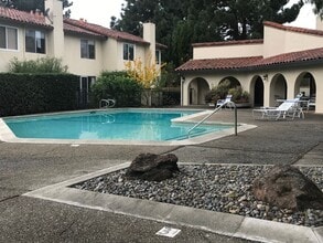 Building Photo - Updated townhome in the heart of Fremont