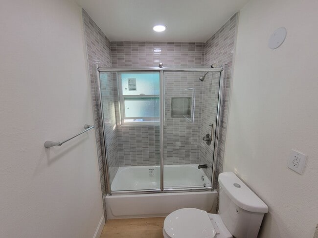 Building Photo - Renovated 3 Bed, 2 Bath 1122 Sqft front un...