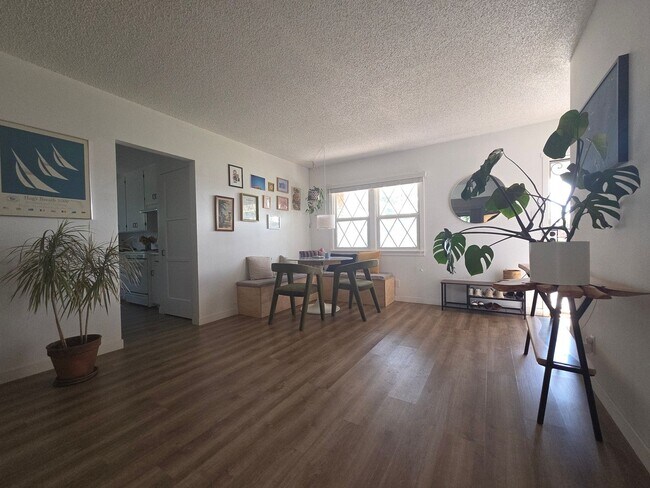 Building Photo - Mid-town Ventura 3 Bedroom 2 bath single level home