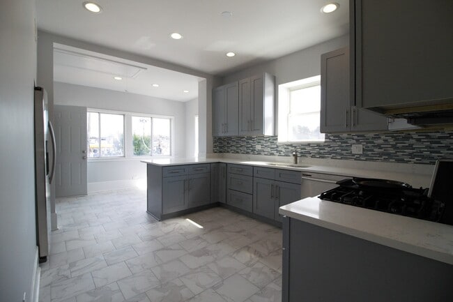 Building Photo - 4807 N Paulina St