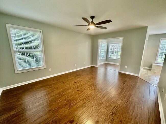 Building Photo - Bright and Airy Three Bedroom Home in Lake...