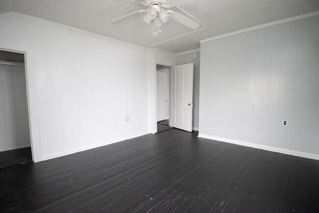 Building Photo - Now Preleasing for 2026–2027 – Beautifully Renovated Duplex in West Columbia