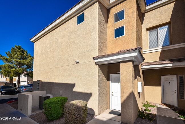 Building Photo - 1335 E June St