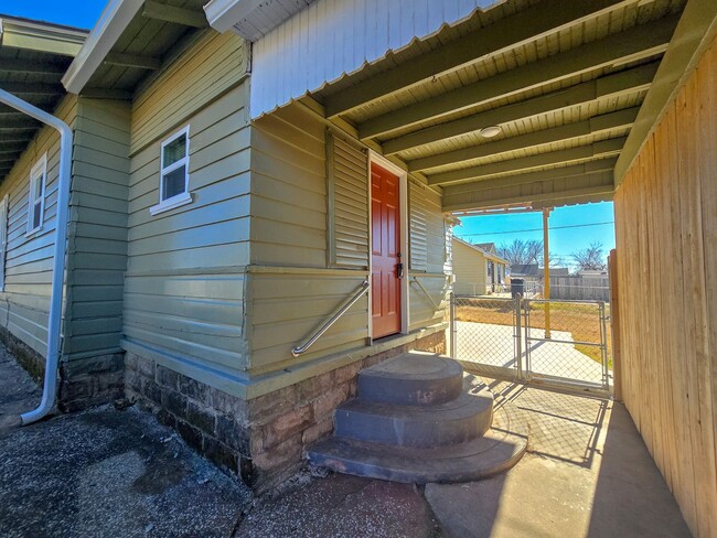 Building Photo - 1224 N Market Ave