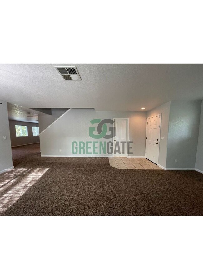 Building Photo - Two story 4 bedroom, 2.5 bath home in Stockton! AVAILABLE NOW!!