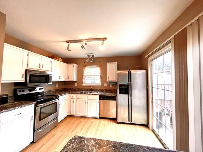 Building Photo - 3 bed, 2 bath home in Kempsville with upgr...