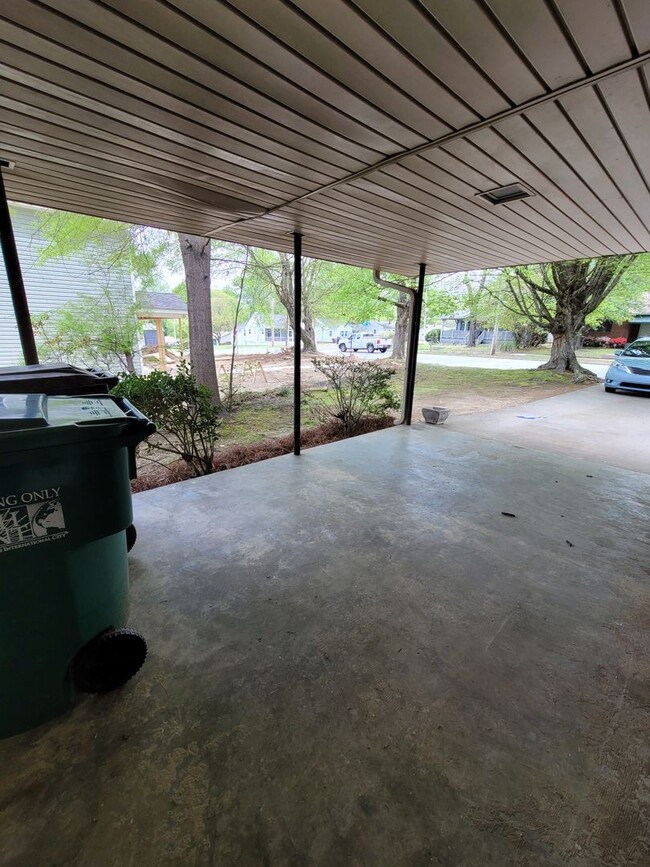Building Photo - Adorable 3 BR Ranch.  Hardwoods throughout!