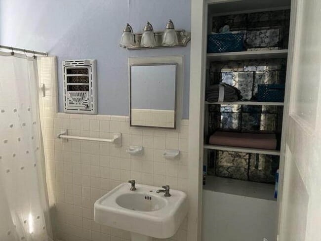 Building Photo - Studio for rent with Pool!