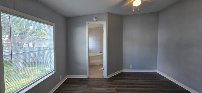 Building Photo - Newly renovated 4/3 property with fenced i...