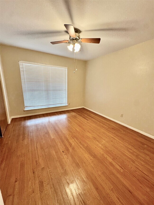 Building Photo - 8218 Edgemoor Dr