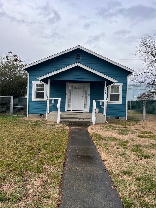 Building Photo - Single Family 2 Bedroom 1 Bath Home on Large Fenced Lot
