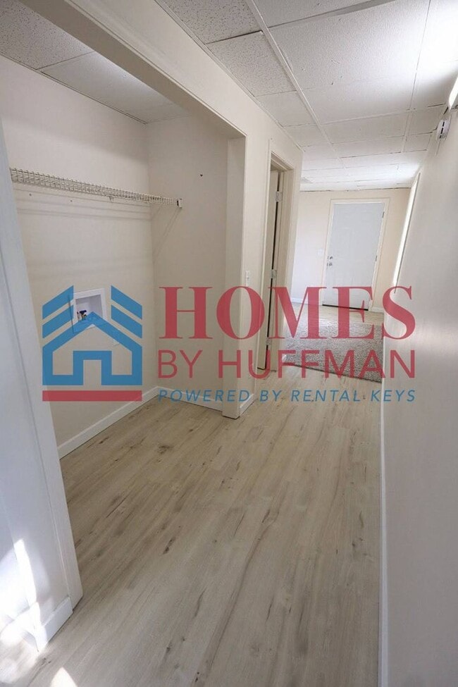 Building Photo - Two Bedroom House | Updated w/ Appliances