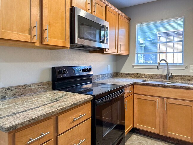 Building Photo - 4 Bedroom / 2 Bath / 2 Car Garage