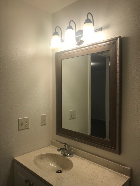 Building Photo - Three Bedroom Duplex Available In Longmont