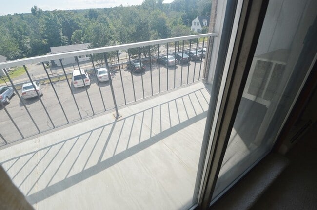 Building Photo - Holden Condo: 1 Bed 1 Bath