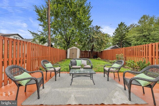 Building Photo - 2231 Otis St NE