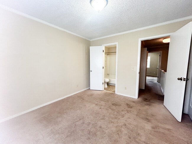 Building Photo - 16 Canterbury Ct