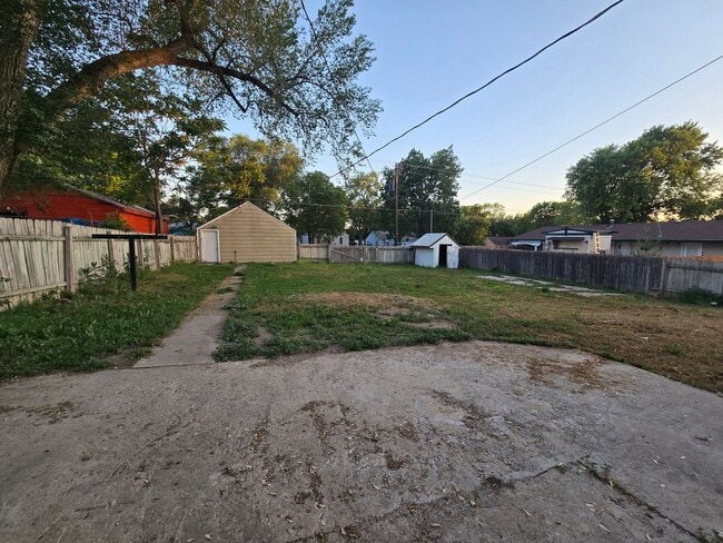 Building Photo - 3 bedroom, large privacy fenced in yard, oversized garage