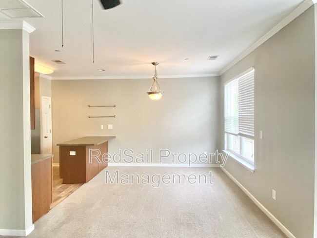 Building Photo - 656 Claire Ln