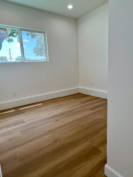 Building Photo - 625 W Woodcrest Ave
