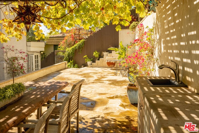 Building Photo - 2829 Beachwood Dr