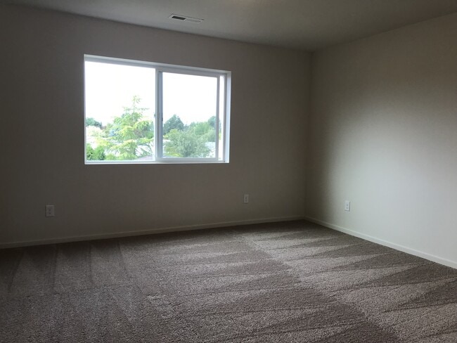 Building Photo - CUSTOM 3 BR 2.5 PET FRIENDLY HOME! A/C!