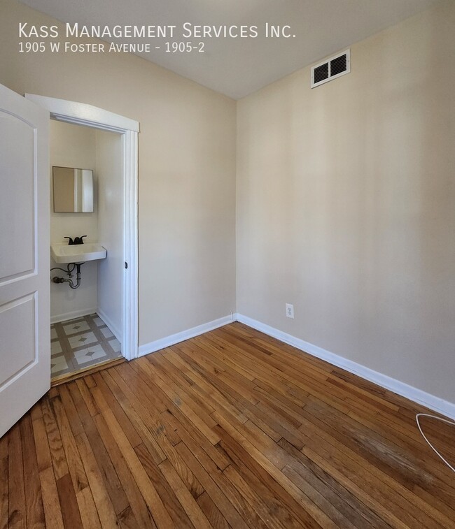 Building Photo - Large 3 Bedroom 1.5 bath with separate LR/...