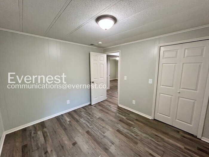 Building Photo - 2975 Sharon Ln