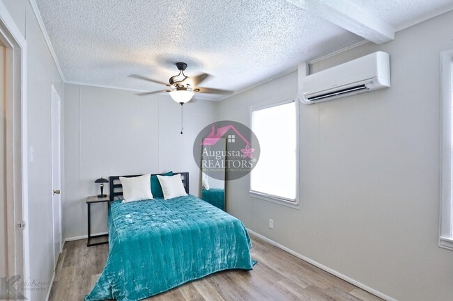 Building Photo - 3 Bedroom With Fresh Updates!