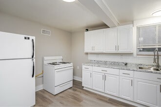 Building Photo - 2146 Wyndhurst Rd