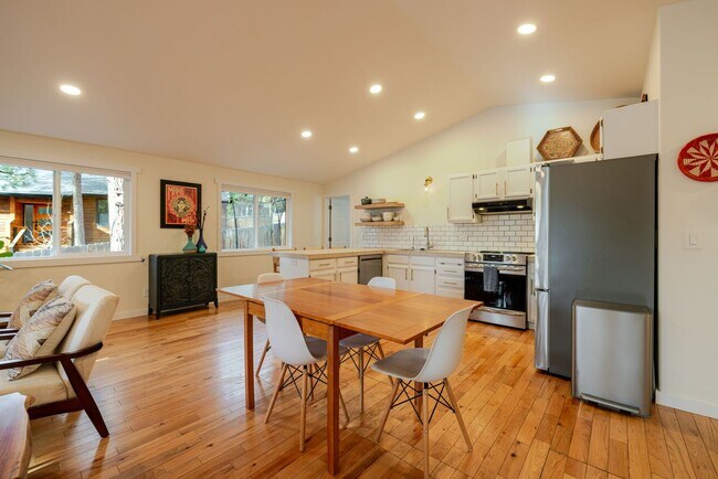 Building Photo - Furnished Rental in Desirable NW Bend Neighborhood