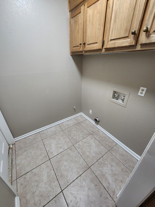 Building Photo - 3 bed 2 bath home, 2 car garage, 2 living areas!